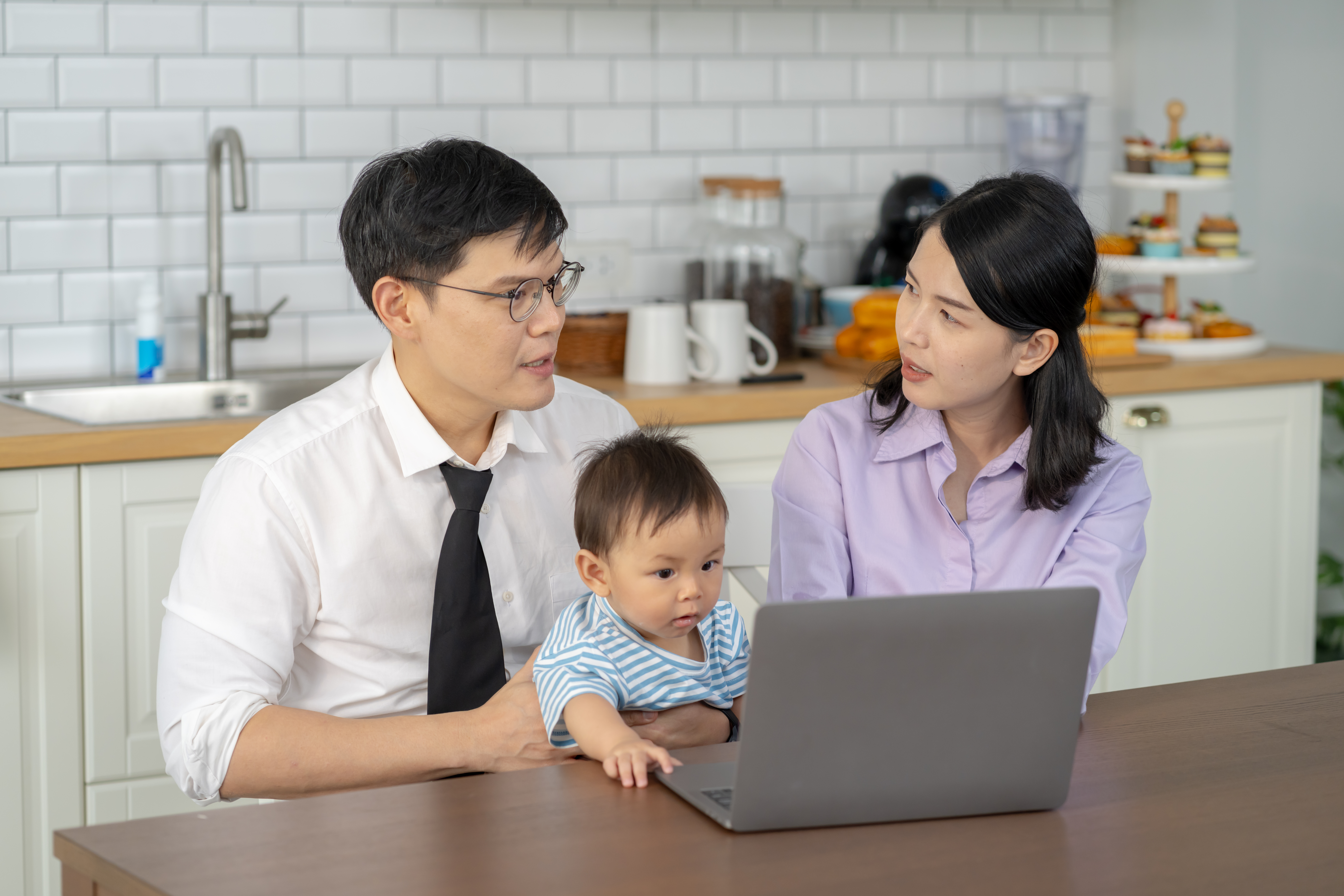 parents discussing which nanny confinement provider they will get in Singapore